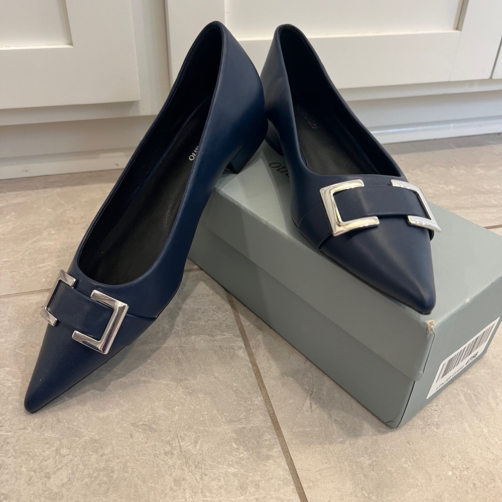 Navy blue flats. New w/o tags. Never worn.